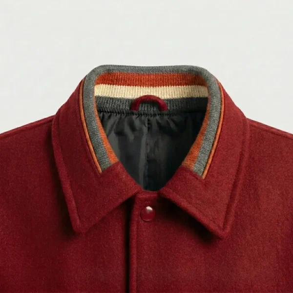 Horizontal knit insert collar.